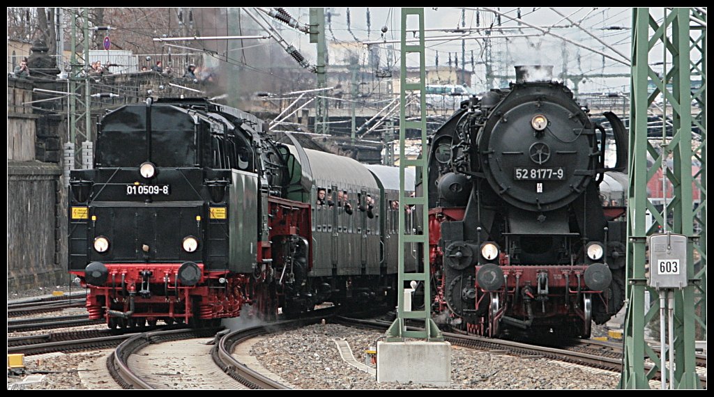 Paralleleinfahrt von PRESS 01 0509-8 und der Berliner 52 8177-9 in den Bahnhof. Es standen einfach zuviele Masten im Weg rum... (2. Dresdner Dampfloktreffen, Dresden Hbf 27.03.2010)