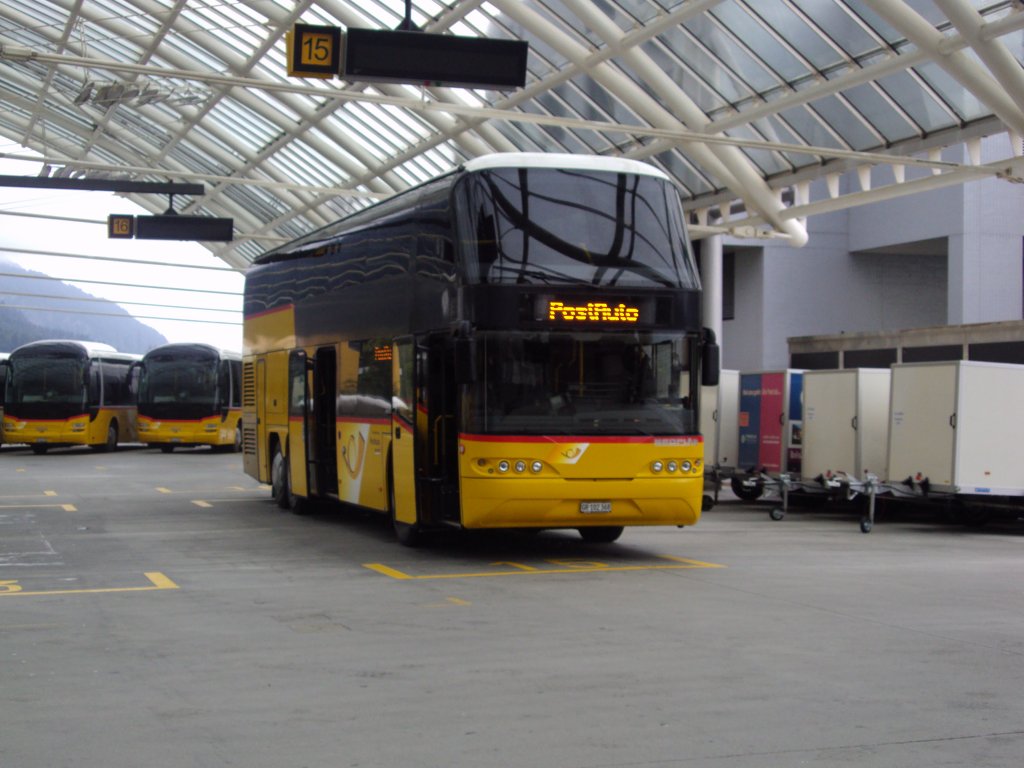 POSTAUTO-Neoplan Skyliner an der Postautostation Chur ,am 17.9.10