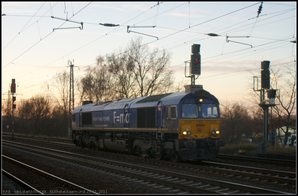 Praktisch im letzten Licht kommt HHPI 29001 am 25.11.2011 durch Nuthetal-Saarmund gefahren.