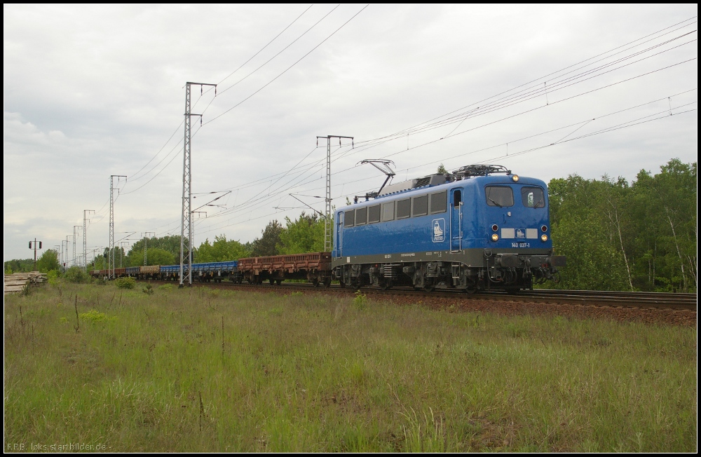 PRESS 140 037-1 / 140 831 mit Flachwagen in Berlin Wuhlheide. Gruß an den Tf! (gesehen 10.05.2012)