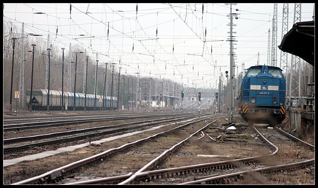 PRESS 204 011-5 in der Wochendpause, links die Ausweichgleise auf denen ab und zu auch ein ICE Kopf macht (NVR-Nummer 92 80 1203 212-6 D-PRESS, ex ALS, ex DR 202 844, gesehen Berlin Köpenick 13.03.2010)