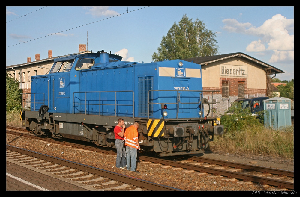 PRESS 293 016-3 dient hier als Tisch. Später setzte sie sich vor einen Zug mit Schotter (NVR-Nummer 98 80 3293 016-2 D-PRESS, gesehen Biederitz 19.08.2010)