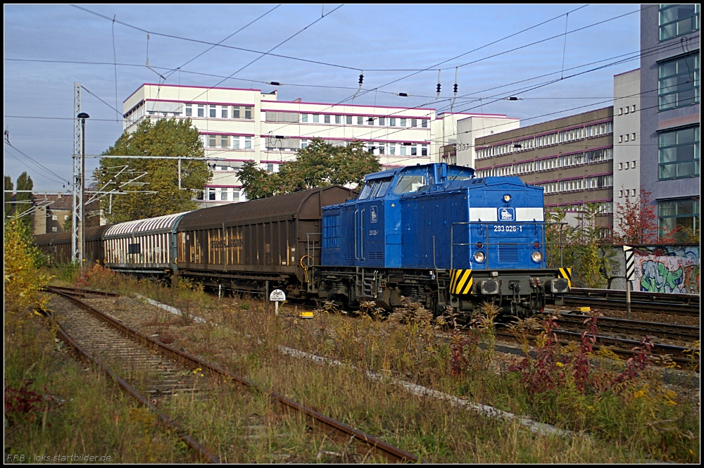 PRESS 293 026-1 mit Transwaggon-Wagen am Stellwerk in Berlin Greifswalder Straße vorbei, 27.10.2010 (NVR-Nummer 98 80 3202 746-2 D-PRESS)