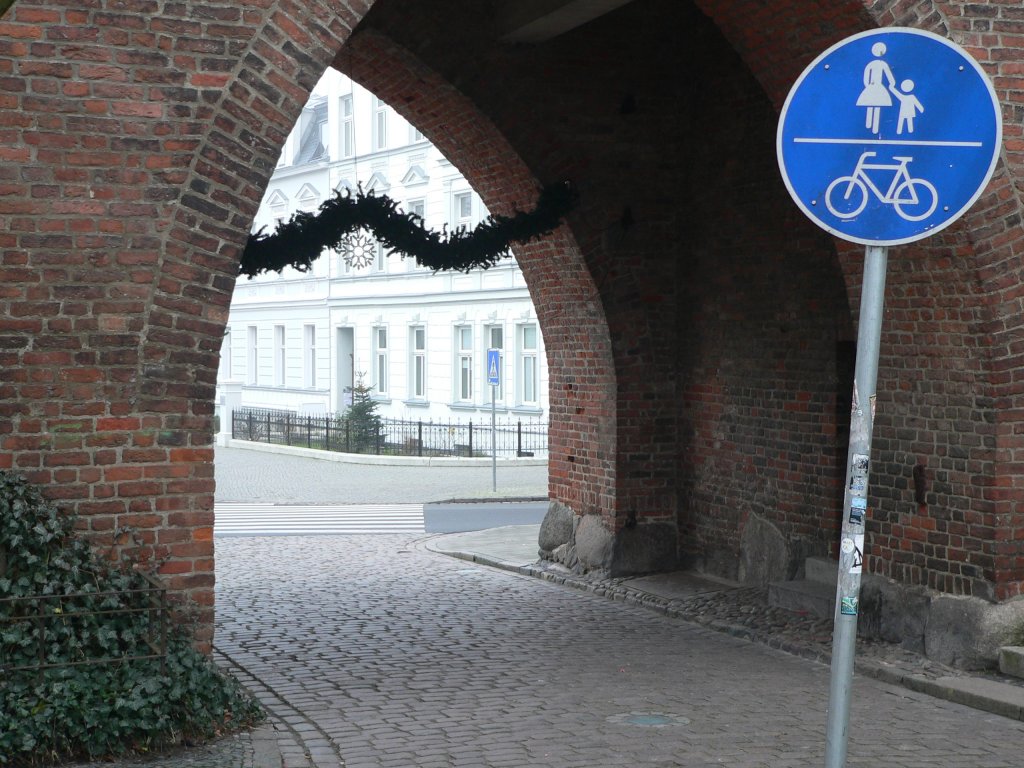 Radfahren auf dem Zebrastreifen - nicht verboten, aber ohne den Vorrang, den Fu�g�nger genie�en. Radwege auf Fu�g�nger�berwege zu f�hren spielt Verkehrsteilnehmer gegeneinander aus. 31.12.2011