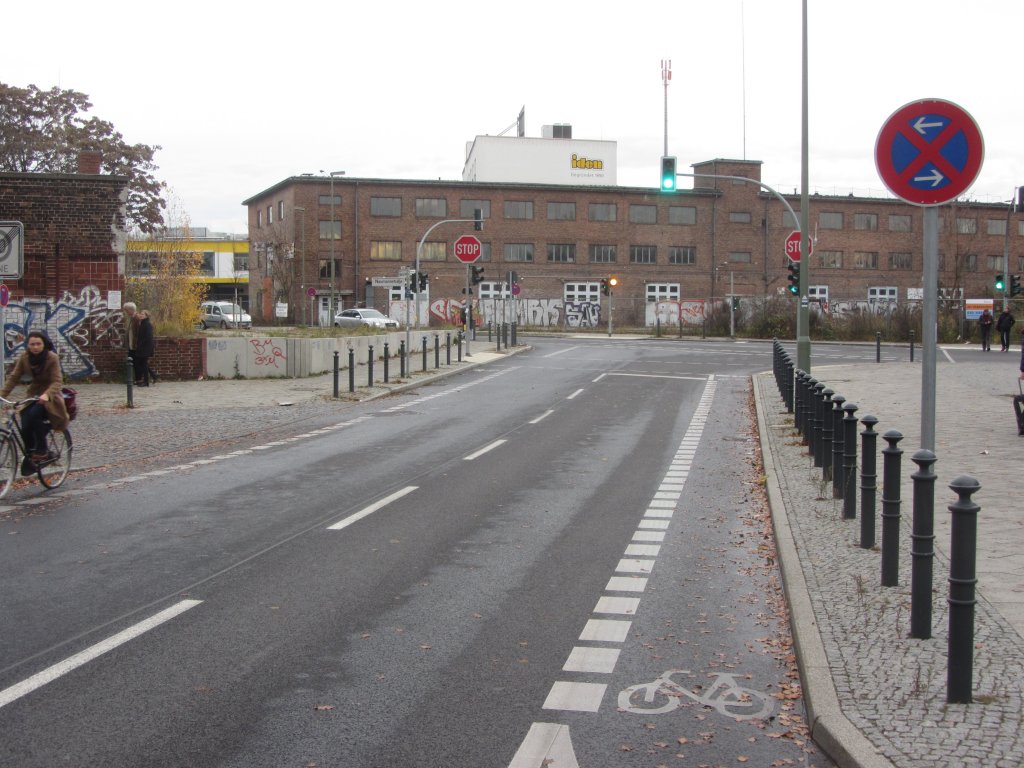 Radstreifen mit geringer Breite in der Torgauer Straße, Baujahr ca. 2010. Hier wird suggeriert, dass Kraftfahrzeuge Radfahrer gefahrlos überholen können. Dabei wird  übersehen , dass Gerichte immer wieder konkrete Vorgaben für das Überholen von Radfahrern gemacht haben. Denen zufolge dürfen Radfahrer ca. 80 cm Abstand zur Bordsteinkante halten und sollen mit ca. 1,50 Metern Abstand überholt werden. 25.11.2012, Berlin Schöneberg, Torgauer Straße