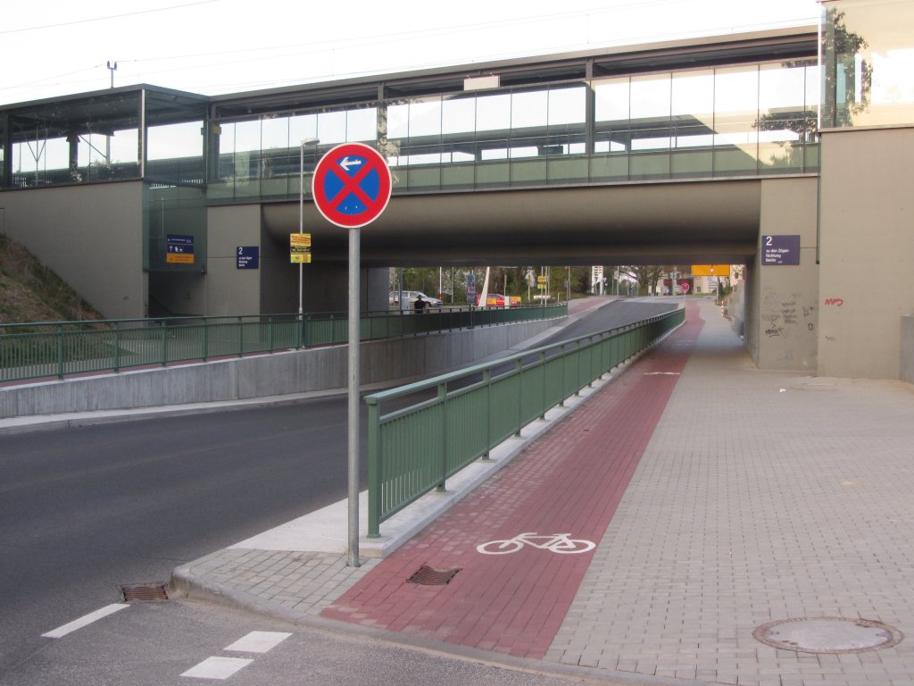 Radweg in Erkner: In der Bahnhofstraße hat man die bisher dort vorhanden, ca 1 Meter breiten  Schutzstreifen  entfernt. Zum Vergleich: Auf normalen Fahrbahnen gehen Gerichte davon aus, dass Radfahrer mit einem Abstand von mindestens 1,50 Metern überholt werden müssen. Nun gibt es einen - bislang nicht benutzungspflichtigen Bürgersteigradweg, der zum Gehweg keine Abgrenzung hat. Alles etwas eng, aber hauptsache  der Verkehr  fließt. 28.4.2012