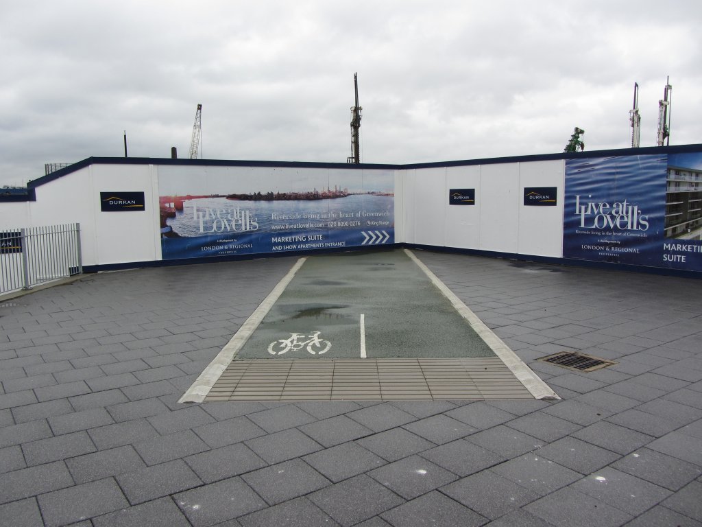 Radweg ins Nichts. Eine Baustelle verhindert hier die Weiterfahrt - was allerdings dramatischer aussieht als es ist. Eine Umleitung ist ausgeschildert. Greenwich, Thames Path, April 2012