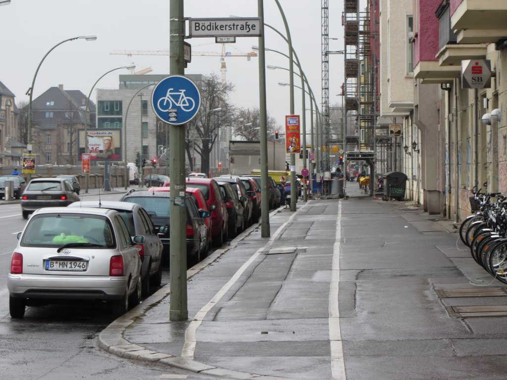 Radwege und Baustellen - selten findet man hier vern�nftige L�sungen. Wird sonst oft eigenm�chtig von den Baufirmen eine Benutzungspflicht f�r den Gehweg angeordnet, so hat man hier auf eine L�sung f�r Radfahrer, die den benutzungspflichtigen Radweg nutzen, verzichtet. Stralauer Allee, Berlin, M�rz 2012
