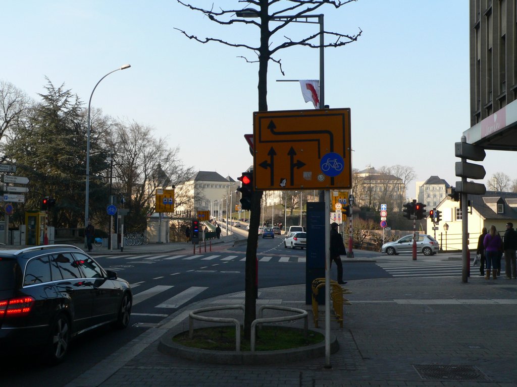 Radwege in Luxemburg Stadt: Als Radfahrer kommt man hier auf der rechten Spur an, soll aber die Br�cke auf der linken Seite �berqueren. Das Schild erkl�rt, wie. Vielleicht bin ich sehr dumm, aber ich habe Tage gebraucht, bis ichs verstanden habe. Luxemburg
