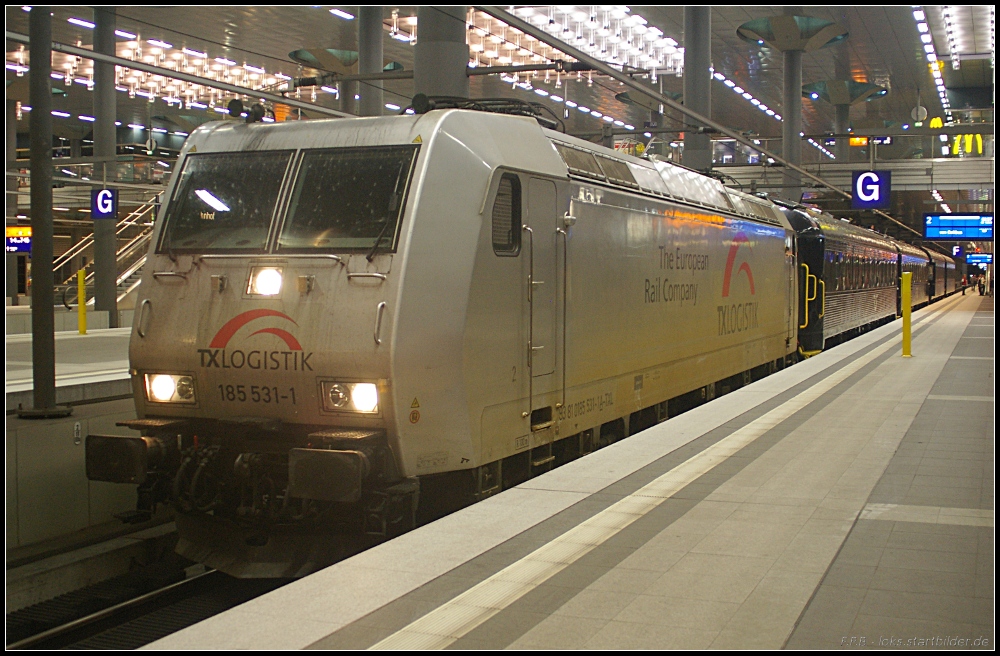 Rail Transport Service (RTS) 185 531-1 wird nach dem Umsetzen den Malmö-Express, der in Berlin Hbf Endstation hatte, in die Abstellung Bln.-Lichtenberg bringen (gesehen Berlin Hbf Tief 27.08.2011)