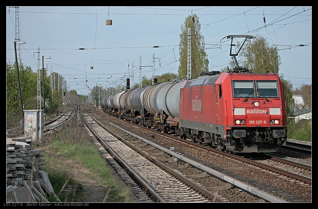 Railion 185 227-6 mit einem Kesselwagenzug Richtung Berlin (TRAXX F140 AC2, DB Schenker Rail Deutschland AG, gesehen Berlin Karow 28.04.2010)