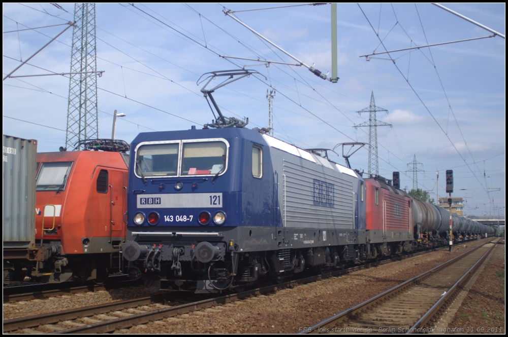 RBH 121 und die verkehrsrote RBH 109 mit einem Kesselwagenzug (gesehen 11.09.2011 Berlin Schnefeld Flughafen)