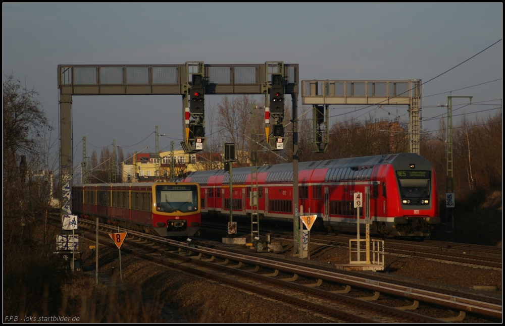 Regio trifft auf Stadtbahn: Links eine Garnitur der Baureihe 481 auf der S2 nach Bernau, whrend rechts der RE5 nach Lutherstadt Wittenberg seinem nchsten Halt entgegen eilt (gesehen Berlin Bornholmer Strae/Nordkreuz 21.03.2011)