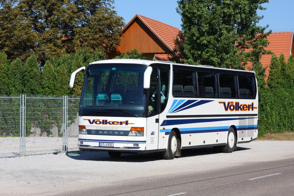 Reisebus der Fa. Vlkert aus Hrstel Riesenbeck
SETRA 312 HD Top Class
hier am 28.08.2012 in Mezkveszd in Ungarn.