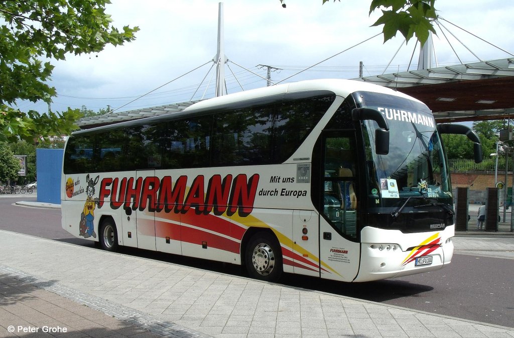 Reisebus Neoplan Tourliner, Reisedienst Fuhrmann aus Rennau, fotografiert am ZOB Magdeburg (Zentraler Omnibusbahnhof) am 23.6.2012 --> Der Bus war an diesem Tag als Schienenersatzverkehr fr den HEX (Harz-Elbe-Express) unterwegs.