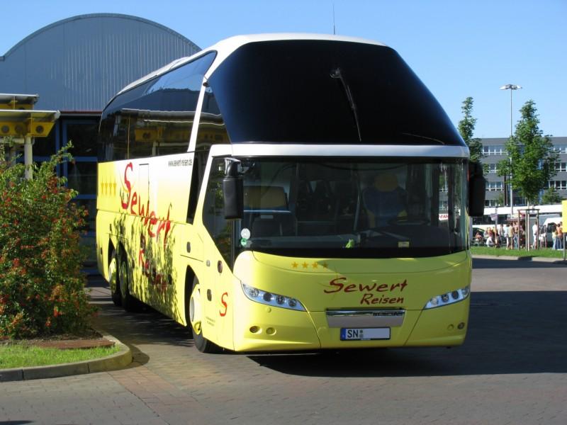 Reiseomnibus NEOPLAN ... der Firma  Sewert Reisen  aus der Landeshauptstadt Schwerin (SN), Schwerin [09.04.2011]