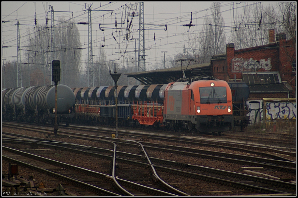 RTS 1216 901 mit einem Langschienentransport macht Pause (gesehen Berlin Köpenick 18.02.2011)