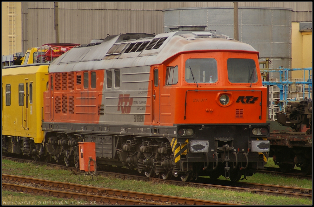 RTS 230.077 steht am 18.04.2013 auf dem Gelände des Bw Cottbus (NVR-Nummer 92 80 1230 077-0 D-RTS, durch Zaun fotografiert, ex DR 130 077, ex EBW V 300.09)