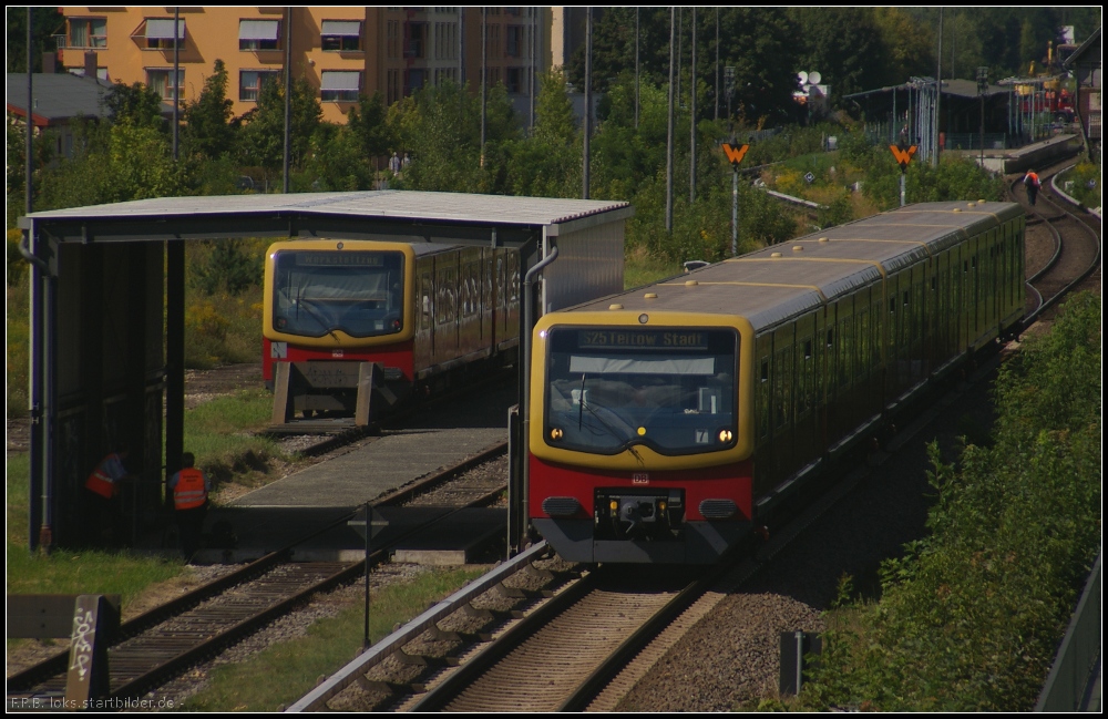 S-Bahn-Entgleisung in Berlin Tegel: Whrend der Betrieb zwischen Tegel und Teltow Stadt am Morgen wieder aufgenommen wurde, sind zwei Wagen des Unglckszugs auf ein Stumpfgleis Hhe Stellwerk Tgl abgestellt worden (Berlin Tegel 23.08.2012)