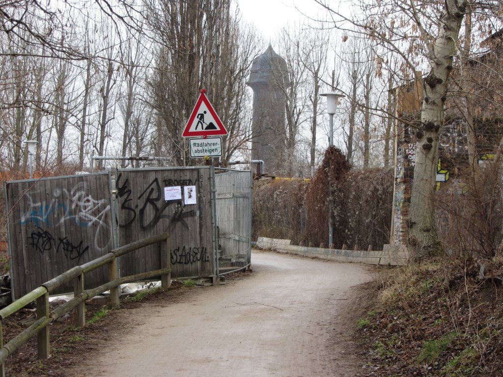 Schild  Radfahrer absteigen . Ambitionierte Ziele - hier die Fahrradroute TR4 von Biesdorf nach Dahlem - macht man durch mangelndes Engagement kaputt. Das Schild hat keine andere Wirkung als ein Radfahrverbot. Eine explizite Aufforderung zum Absteigen ist in der STVO nicht vorgesehen, wohl aber Fahrbahnverbote f�r Radfahrer. 13.3.2012