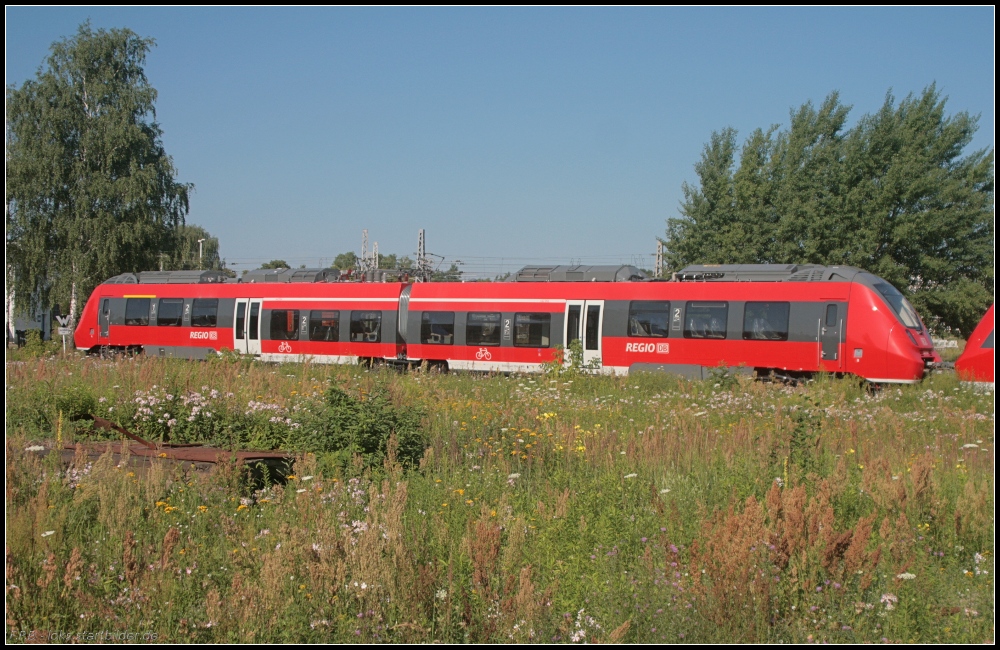 Schnappschuss eines zweiteiligen Talent 2, hier steht 442 004-8 auf einem der Au�engleise des Bombardier-Werks (NVR-Nummer 9480 0 442 004-8 D-DB, gesehen Hennigsdorf b. Berlin 16.07.2011)