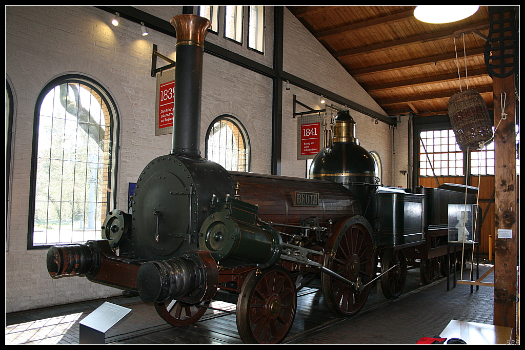 Schnellzuglok  Beuth  aus dem Jahr 1842 (Deutsches Technikmuseum Berlin 18.04.2010)