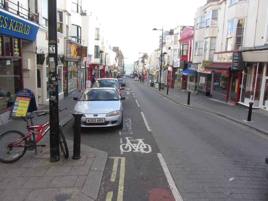 Schutzstreifen in England - in einer Einbahnstra�e, die in Gegenrichtung f�r Radfahrer freigegeben ist. Sicherheitsabst�nde strengstens verboten? April 2012, Brighton