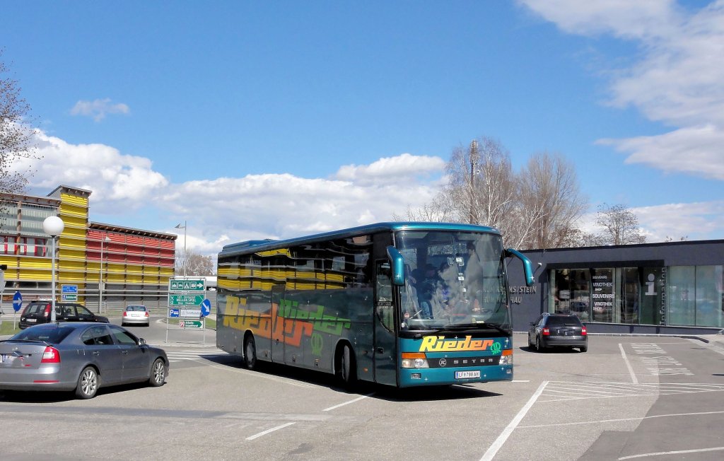 SETRA 315 GT-HD von RIEDER Reisen aus Niedersterreich am 13.4.2013 in Krems an der Donau.