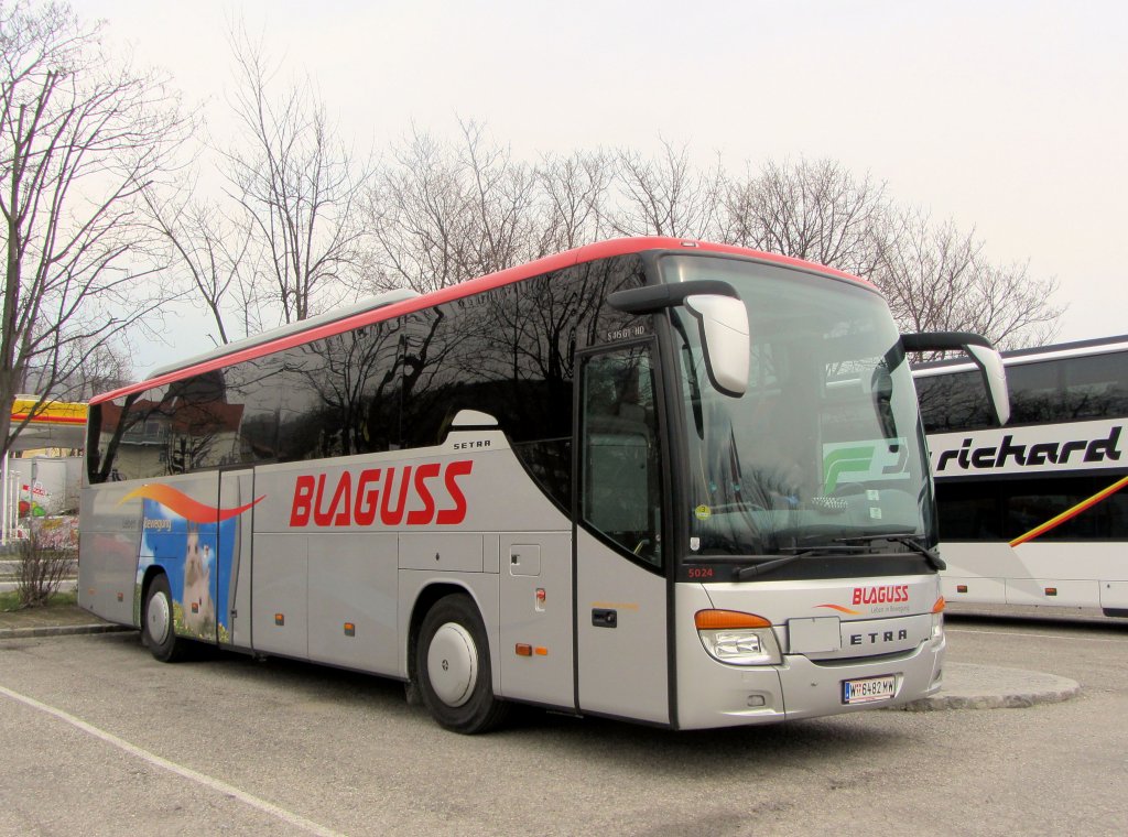 SETRA 415 GT-HD von BLAGUSS/Wien am 9.4.2013 in Krems an der Donau.