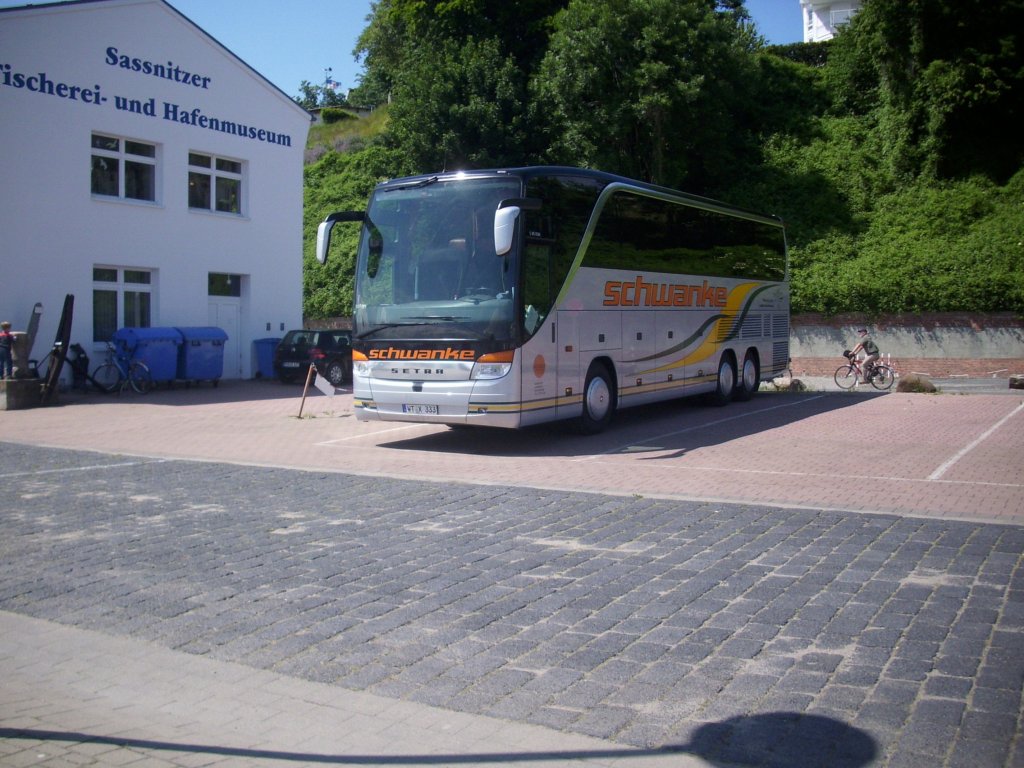 Setra 415 HDH von Schwanke aus Deutschland im Stadthafen Sassnitz.