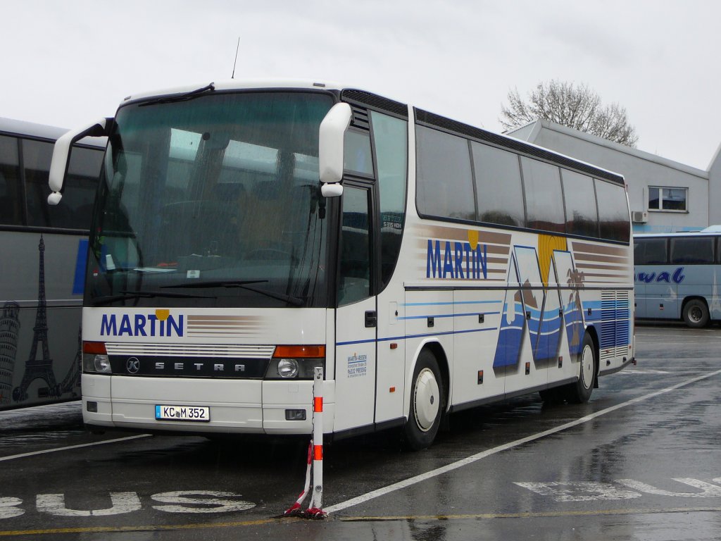 Setra S315 HDH von  MARTIN-REISEN  steht auf dem Parkplatz des Technikmuseums in Sinsheim, Mrz 2010