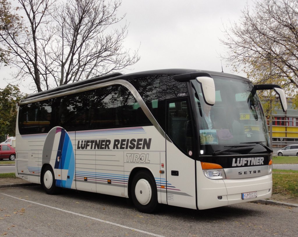 SETRA S411 HD von LFTNER Reisen aus Tirol im Oktober 2012 in Krems gesehen.