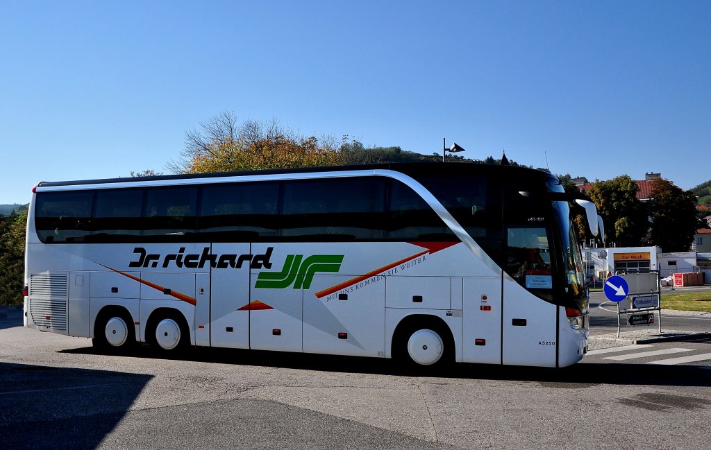 SETRA S415 HDH von Dr. RICHARD aus Wien im September 2012 in Krems unterwegs.