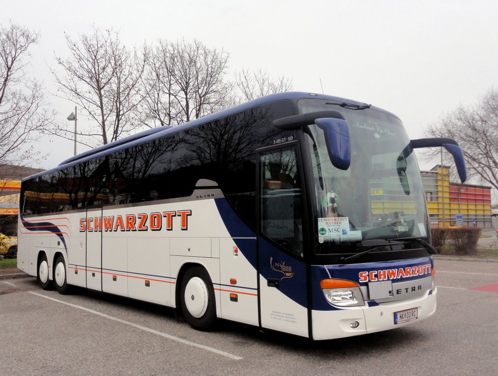 SETRA S416 GT-HD von SCHWARZOTT Reisen aus sterreich am 30.11.2012 in Krems gesehen.