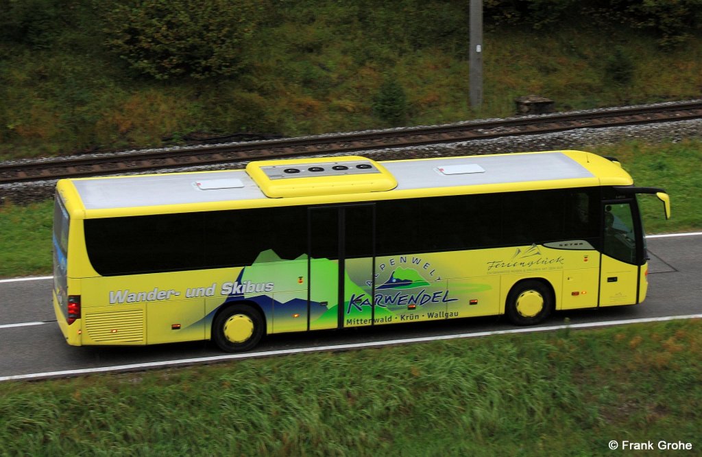 Setra Wander- und Skibus Alpenwelt Karwendel, fotografiert bei Klais zwischen Mittenwald und Garmisch-Partenkirchen am 30.09.2012 