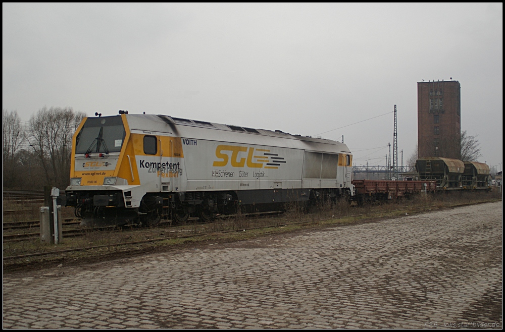 SGL V500.06 mit Bauwagen im ehemaligen Güterbahnhof (NVR-Nummer 92 80 1264 006-8 D-SGL, gesehen Brandenburg Bahnhof 19.02.2011)