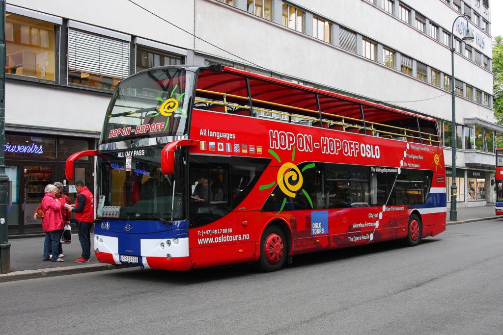 Sightseeing Bus mit offenem Oberdeck Volvo
am 12.6.2012 in Oslo unweit des Parlaments.