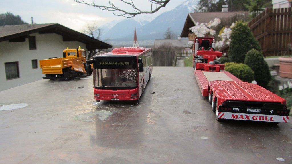 Siku Modellbus mit Siku Schneepflug und Siku Tieflader am 24.3.2012.