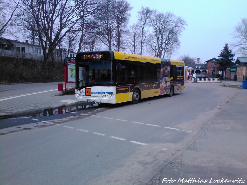 Solaris Urbino 12 steht als Linie 30 mit Ziel Gro Stresow ber Lauterbach an de Haltestelle Putbus, Bahnhof am 10.4.13