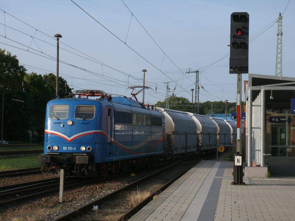 SRI 151 170-8 hatte sich mit dem zweiten Teil Kreidewagen,am 19.Juli 2013,in Bergen/Rgen mit dem ersten Teil vereint.