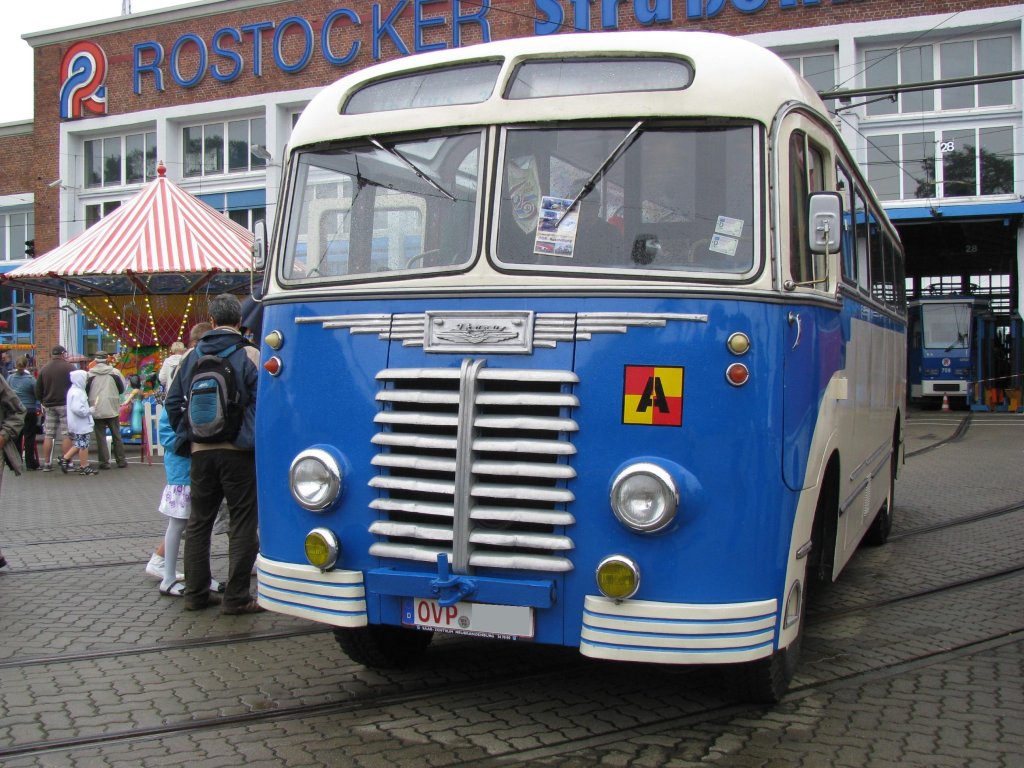 Stadtlinienbus Ikarus 601 des ehem. Kraftverkehrs des Ostsee-Bezirks Rostock  OstseeTrans , Kreis Ahlbeck, hier aus dem Landkreis Ostvorpommern (OVP) anl��lich 130 Jahre Strba in Rostock [27.08.2011]