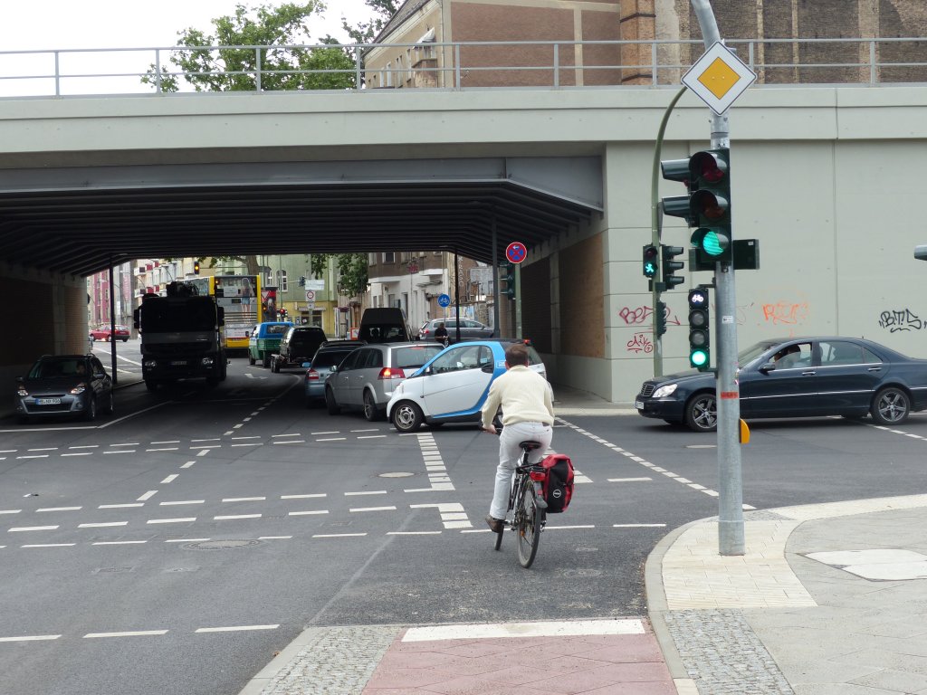 Streit vorprogrammiert: Falsches Abbiegen blockiert den Radstreifen und die Fu�g�ngerfurt. Alt-Stralau ecke Kynaststra�e, 3.6.2013