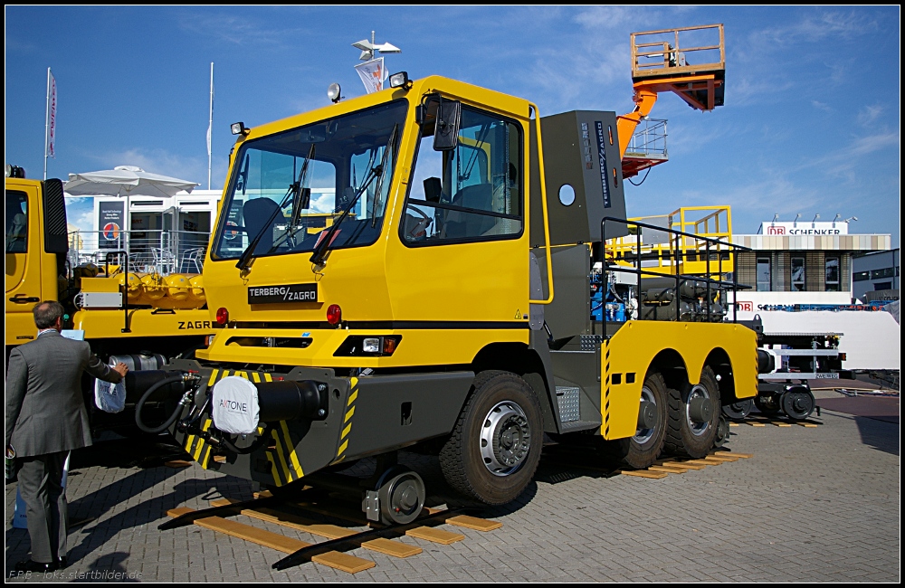 TERBERG ZAGRO RR222 - 6x4 mit Waggonbremsanlage fr 2000 t Anhngelast, automatische Kupplung RK900 und Funkfernsteuerung fr den Rangierbetrieb (INNOTRANS 2010, gesehen Berlin 23.09.2010)