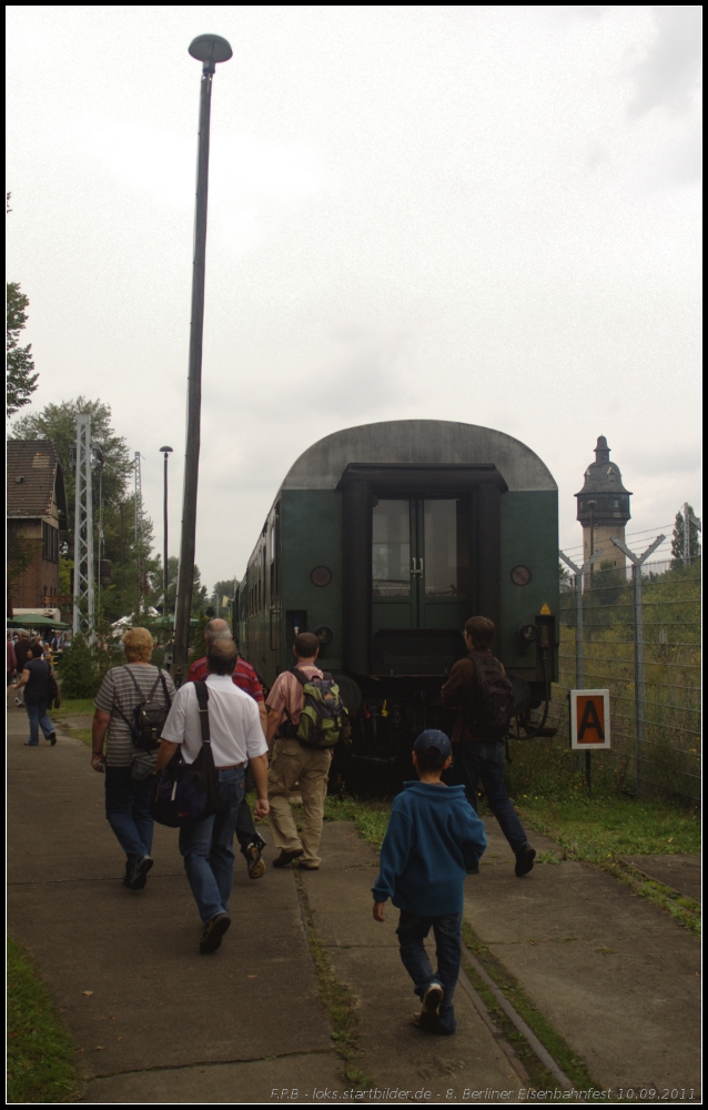 Trotz bedecktem Himmel, es war Grau in Grau, kamen viele Besucher zum Eisenbahnfest nach Schneweide (gesehen 10.09.2011 beim 8. Berliner Eisenbahnfest Bw Schneweide)