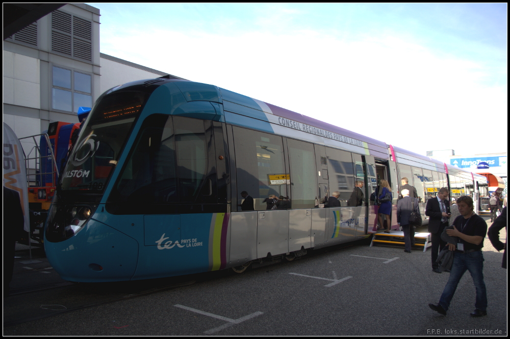 TT108 vom Typ Citadis Dualis fr die ter Pays de la Loire auf der InnoTrans 2012 in Berlin