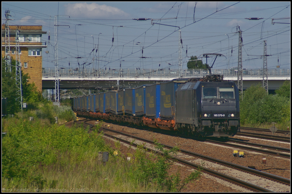 TXL 185 570-9 am 07.07.2013 mit dem  LKW Walter -Zug in Berlin Schnefeld Flughafen