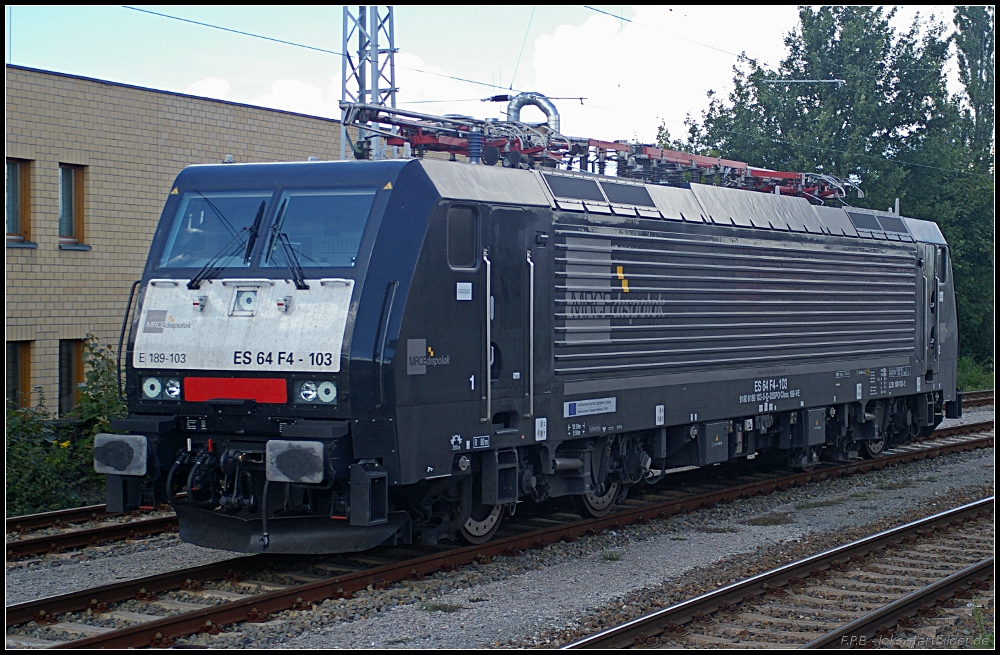 TXL 189 103-5 steht abgebgelt auf dem Gleis zum Bombardier-Werk. Die Lok ist noch recht neu, ausgeliefert wurde sie Anfang 2010. Im April 2010 erhielt sie die erste Revision: REV MMAL 26.04.2010. Die Lok wurde Co-Finanziert durch die Europische Union durch das Trans-European Transport Network TEN-T (NVR-Nummer: 91 80 6189 103-5 D-DISPO Class 189-VE, ES 64 F4-103, gesehen Hennigsdorf b. Berlin 06.09.2010)