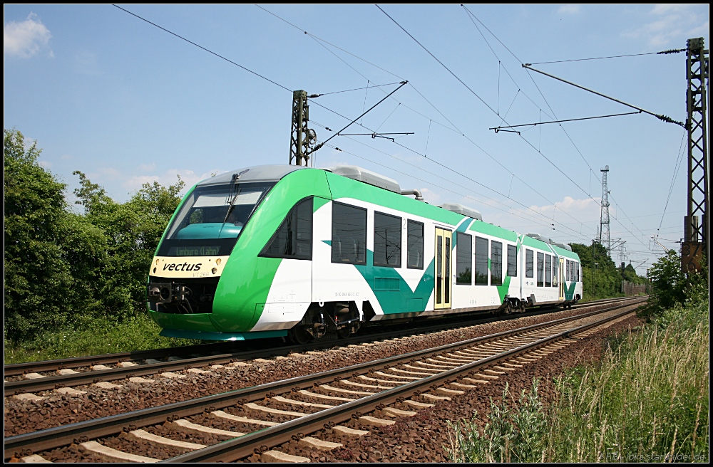 vectus VT 266 auf Überführungsfahrt. Im Display steht  Limburg (Lahn)  (NVR-Nummer 95 80 0648 166-6 D-VCT, gesehen Lehrte-Ahlten b. Hannover 24.06.2010)