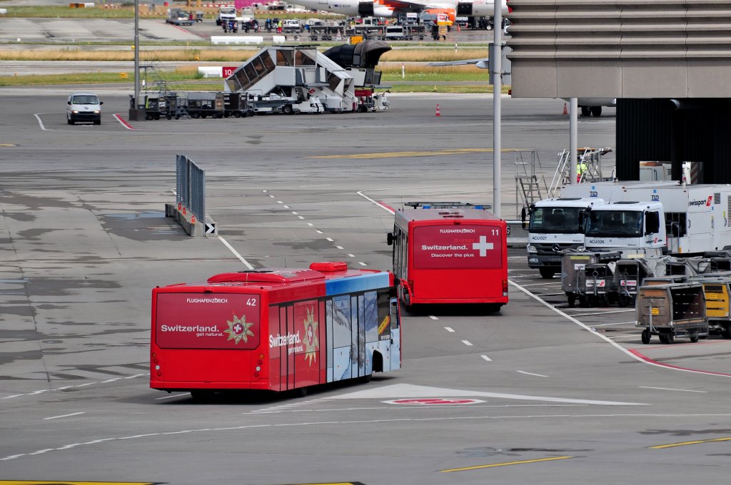 Viel Verkehr am Airport Zrich-Kloten,Passagierbefrderungsbusse COBUS 3000 am Vorfeld,30.6.2013.