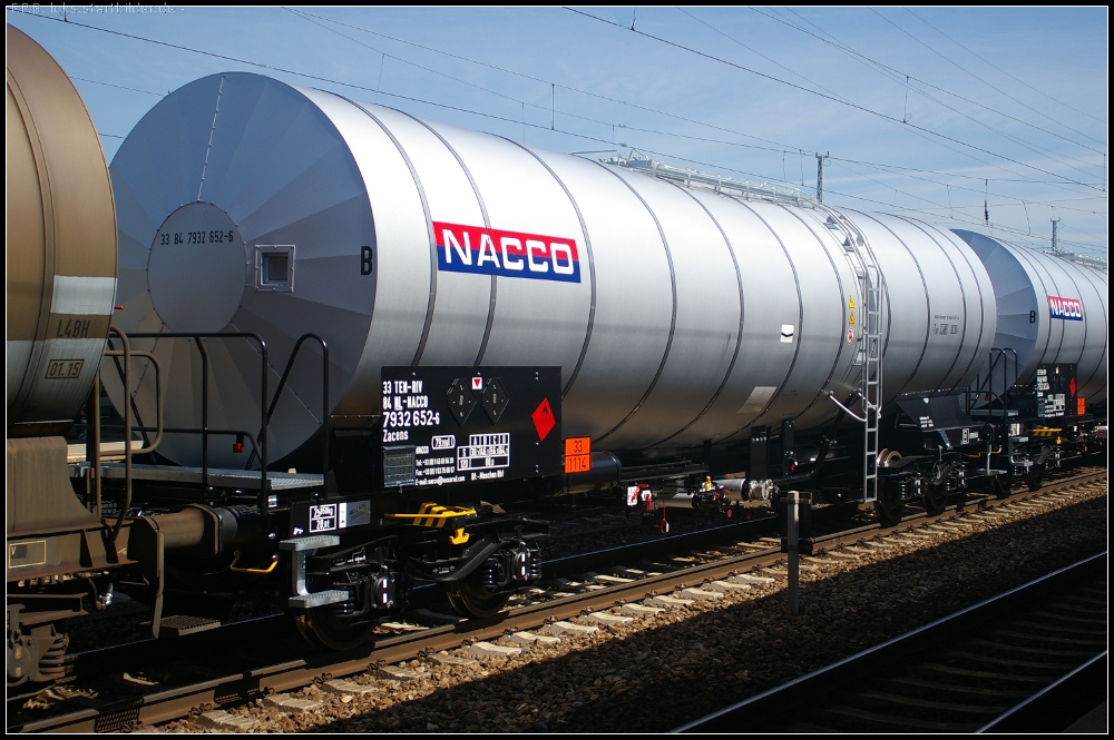 Vierachsiger Drehgestell-Kesselwagen der Gattung Zacens des Einstellers Nacco. Der Wagen ist zum Transport von Benzol vorgesehen und lief in einem Kesselwagenzug mit der am 24.07.2012 durch den Bahnhof Berlin Schnefeld Flughafen fuhr (33 TEN RIV 84 NL-NACCO 7932 652-6 Zacens)